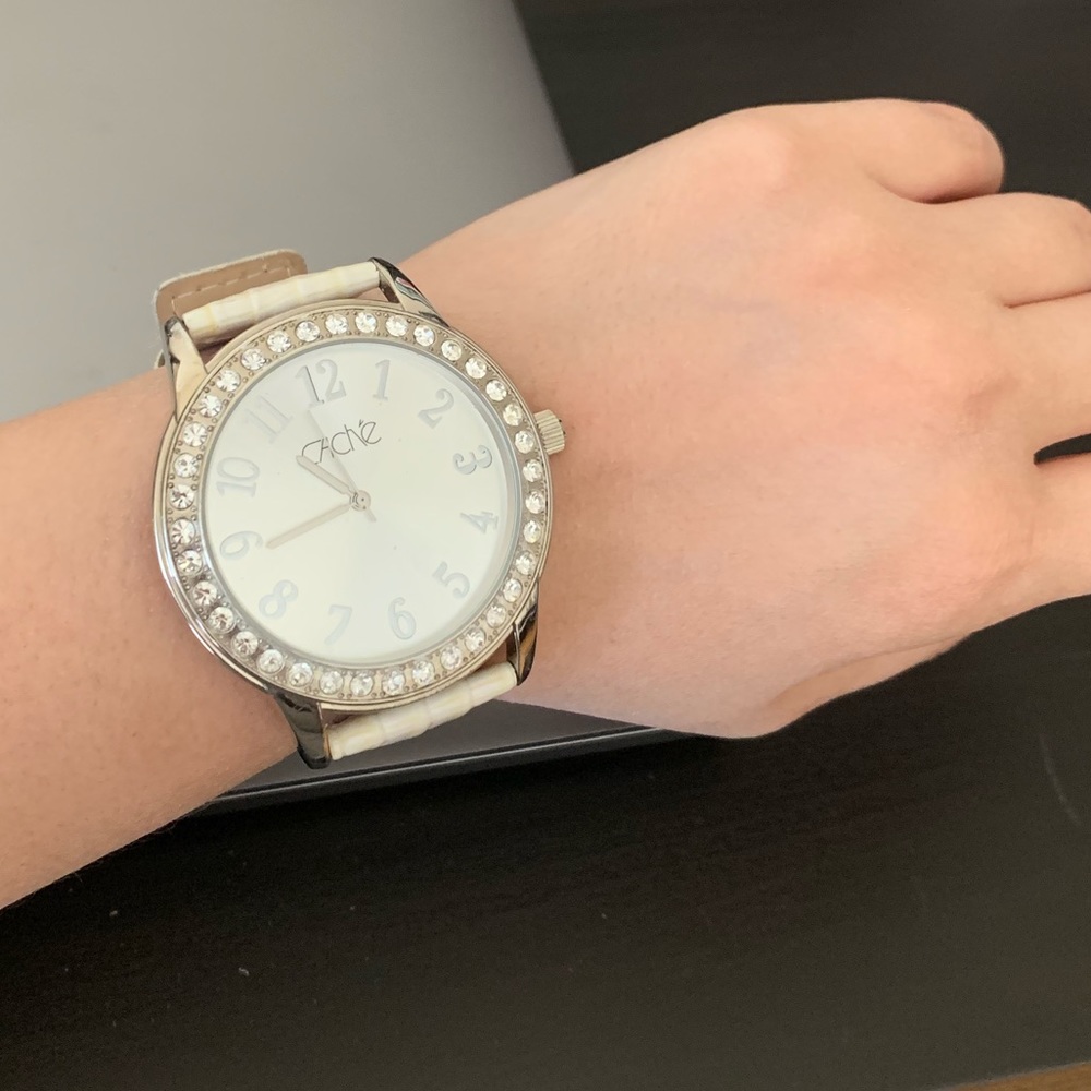 Cache woman hand watch